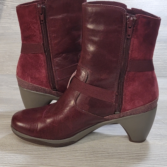 Merrell Women's Dark Red Ankle Boots - Picture 4 of 11